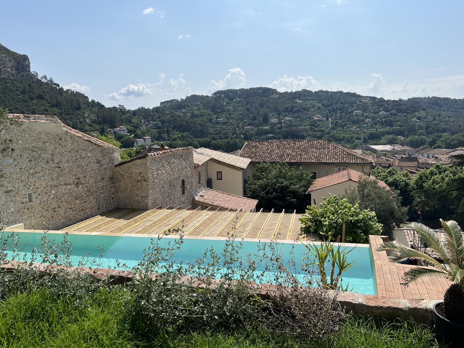 Piscine à débordement avec vue panoramique sur les Cévennes