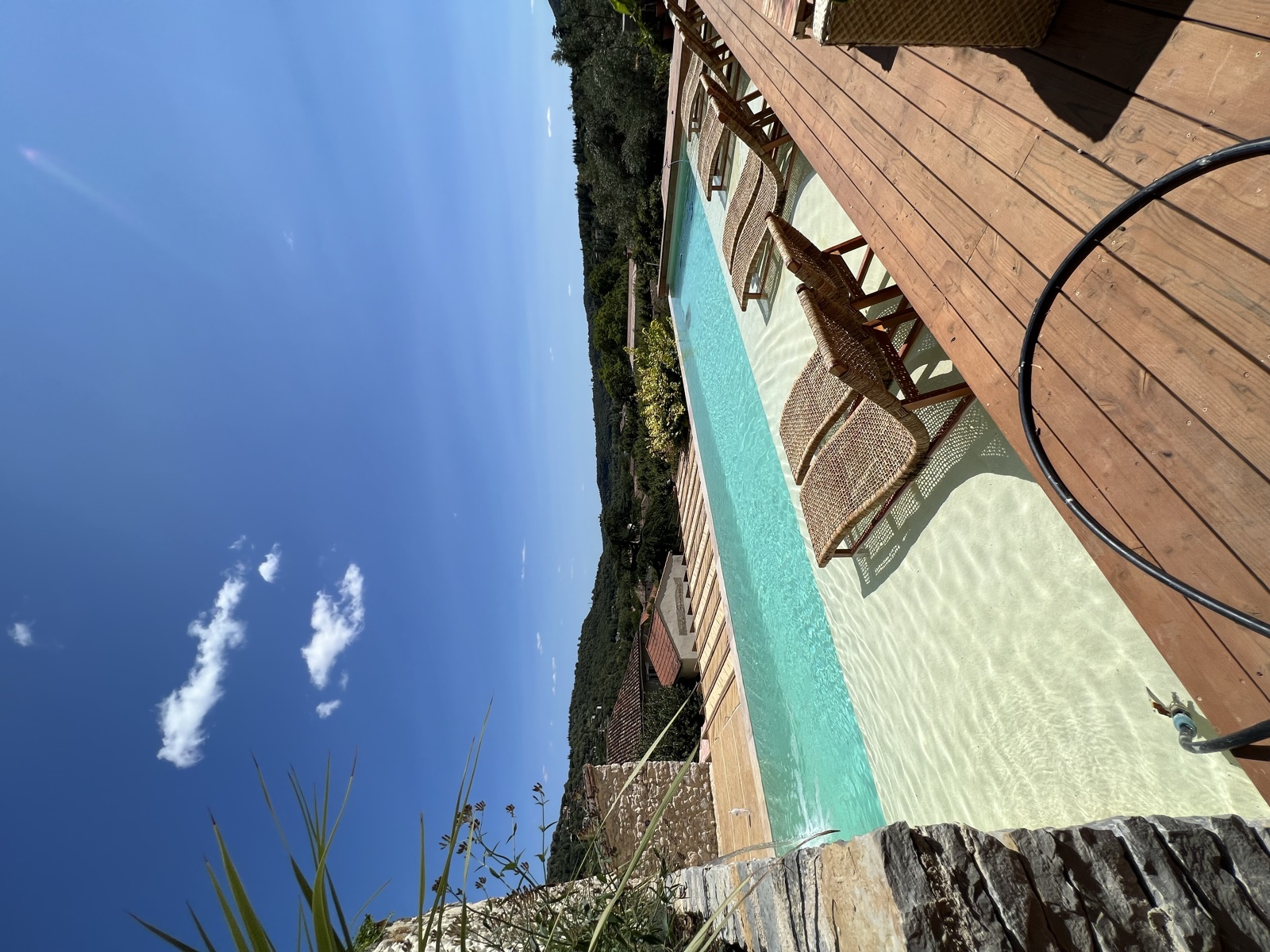 Transats au bord de la piscine