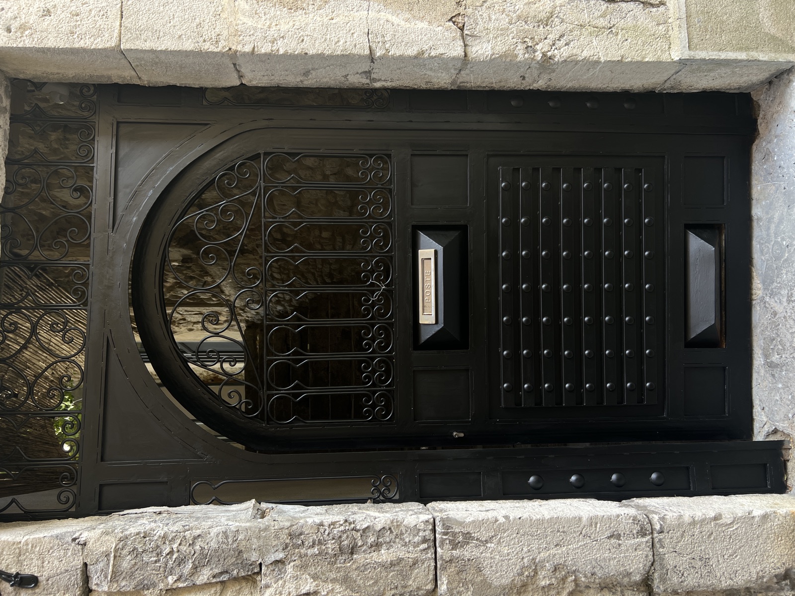 Porte en fer forgé du Mas Beauregard