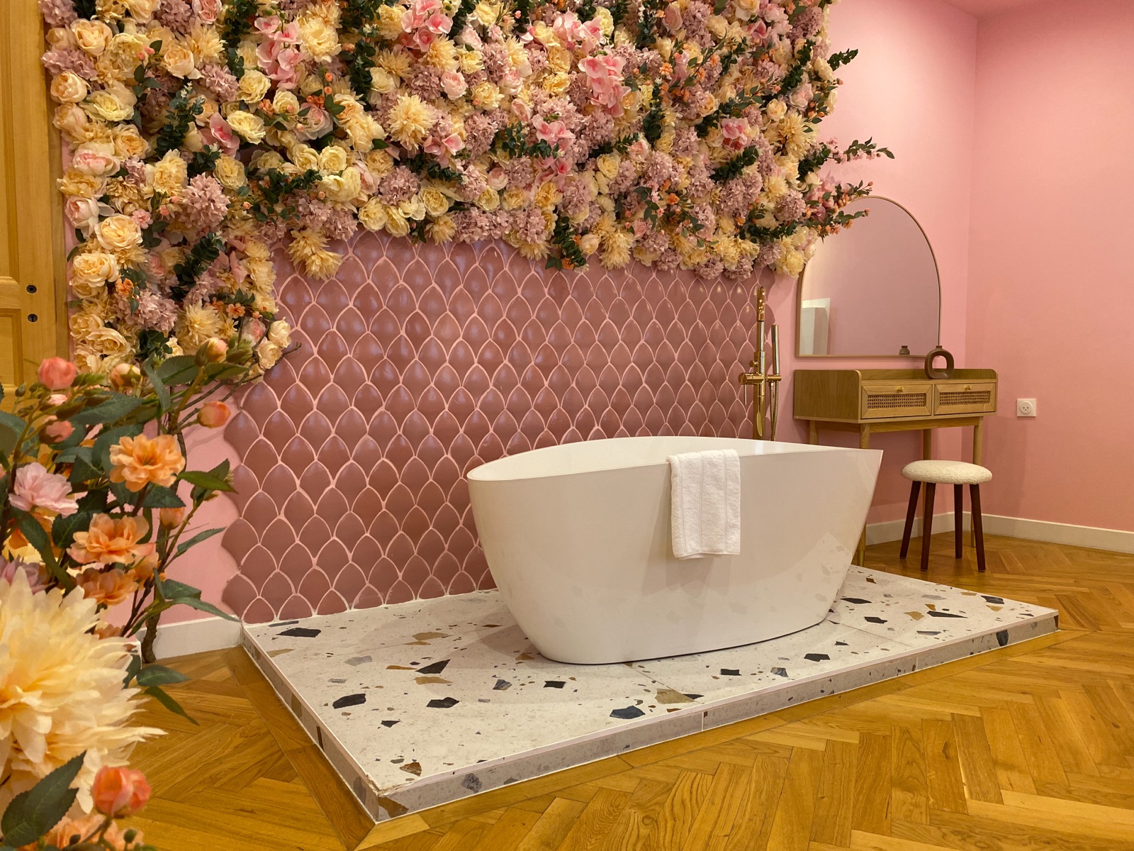 Baignoire sous le mur de fleurs